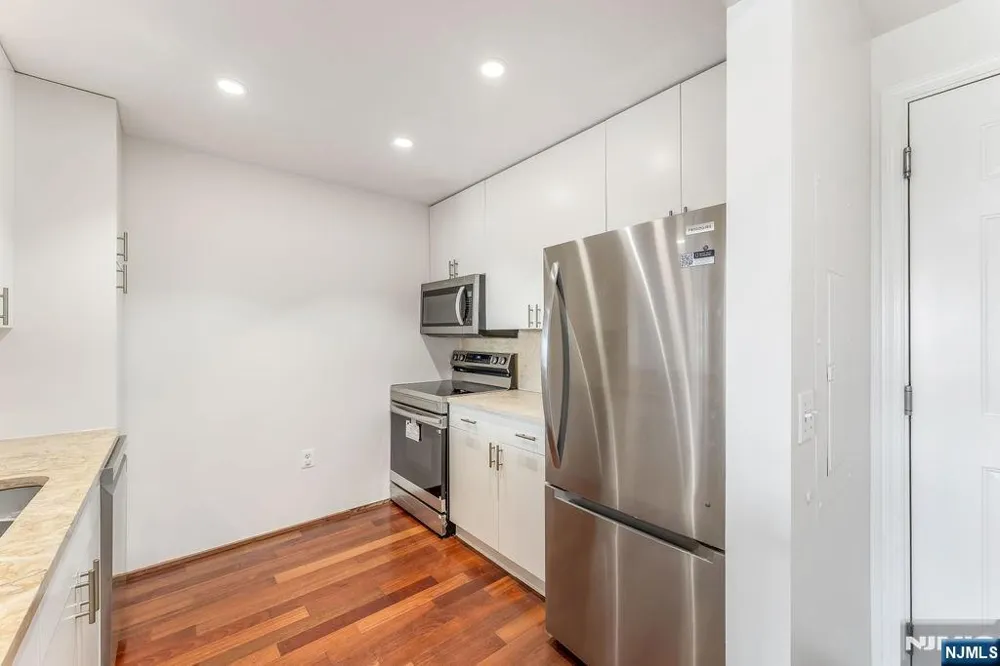 2305 City Place Edgewater, NJ 07020