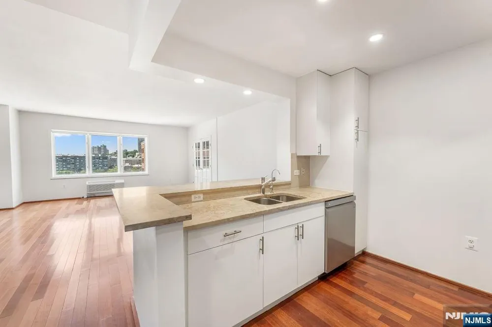 2305 City Place Edgewater, NJ 07020