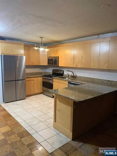 7004 Boulevard East 27B