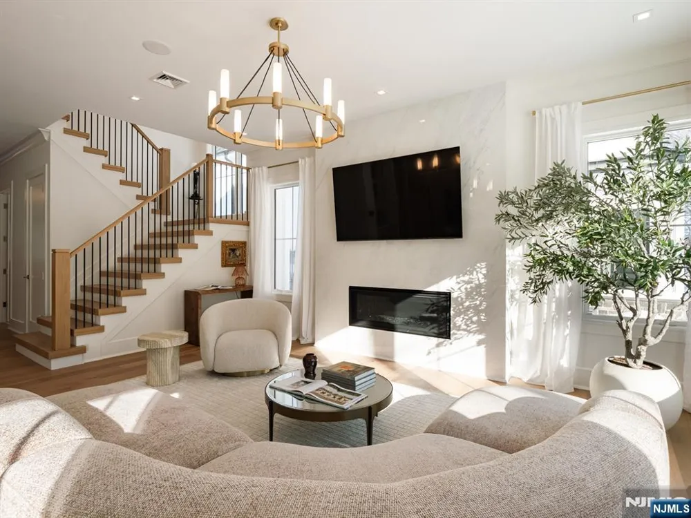 16-18 Paris Avenue 16 Rockleigh, NJ 07647