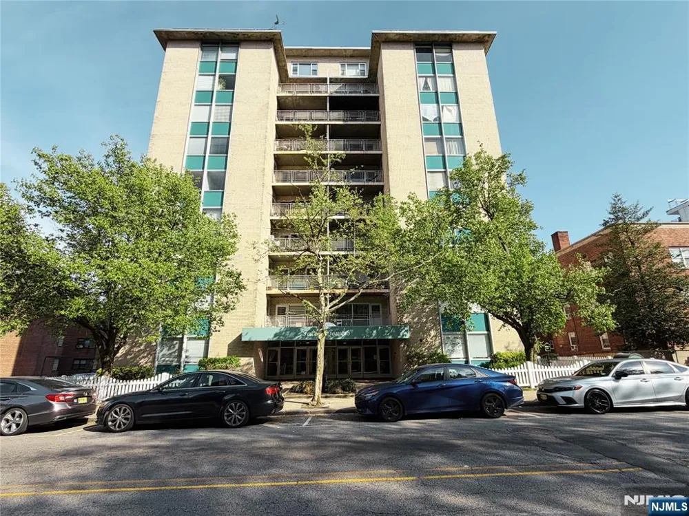 276 Prospect Street 5E East Orange, NJ 07017