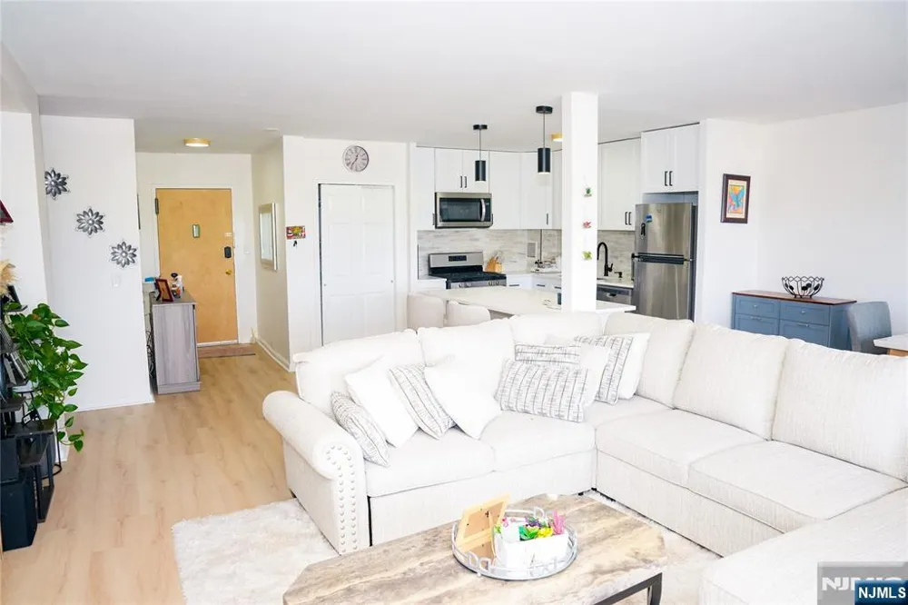 276 Prospect Street 5E East Orange, NJ 07017