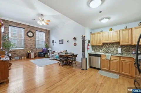 19 Market 205