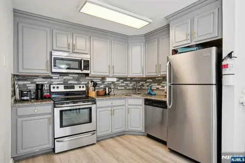 416 68th Street 11