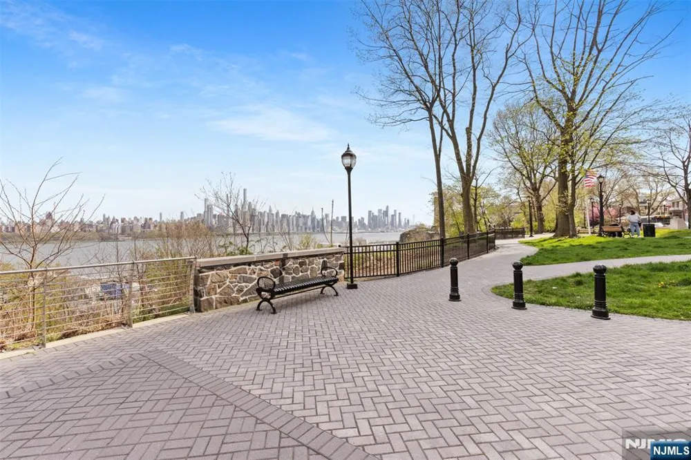 7855 Boulevard East 19G North Bergen, NJ 07047