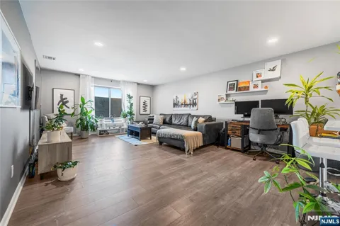 7430 Kennedy Boulevard 304
