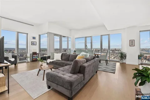 75 Park Lane PH-3701