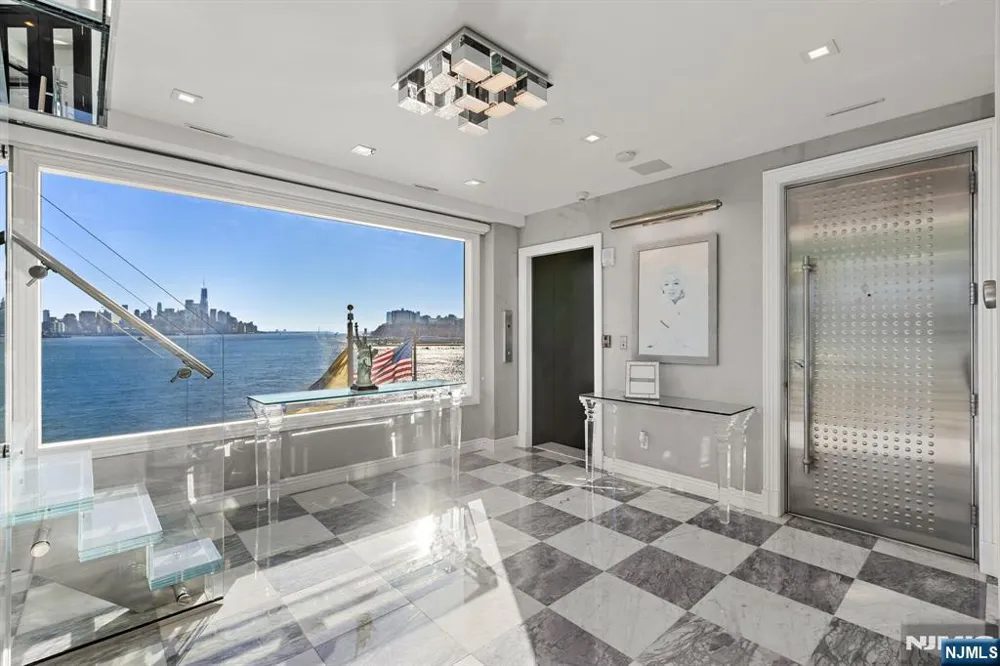 600 Harbor Boulevard 1079-81 Weehawken, NJ 07086