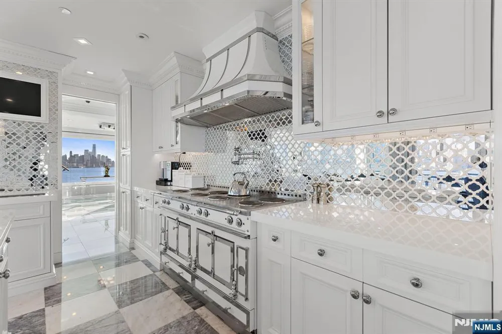 600 Harbor Boulevard 1079-81 Weehawken, NJ 07086