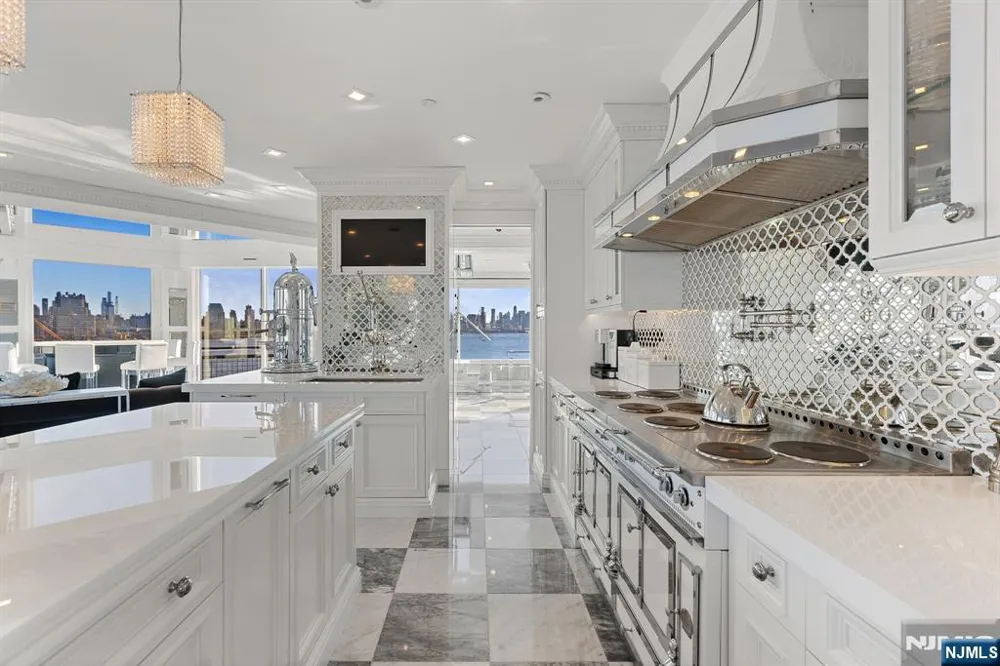 600 Harbor Boulevard 1079-81 Weehawken, NJ 07086