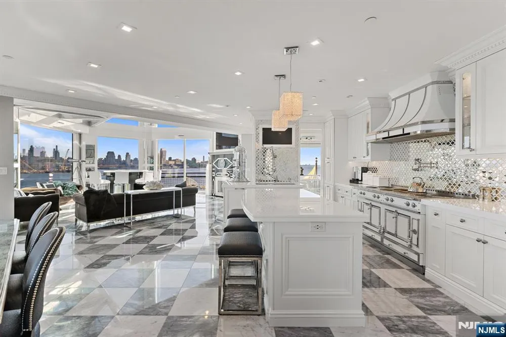 600 Harbor Boulevard 1079-81 Weehawken, NJ 07086