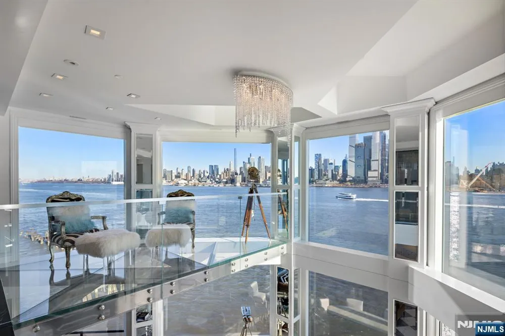 600 Harbor Boulevard 1079-81 Weehawken, NJ 07086
