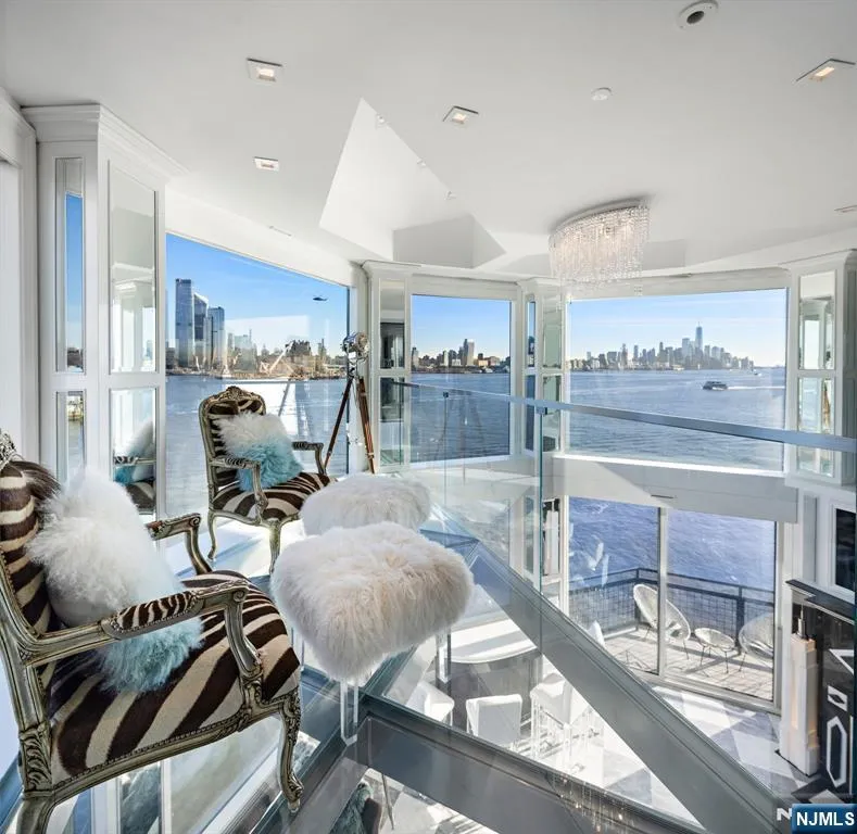 600 Harbor Boulevard 1079-81 Weehawken, NJ 07086