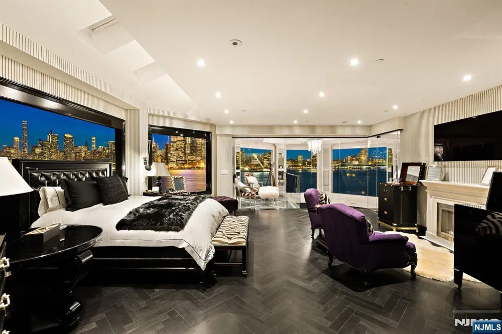 600 Harbor Boulevard 1079-81 Weehawken, NJ 07086