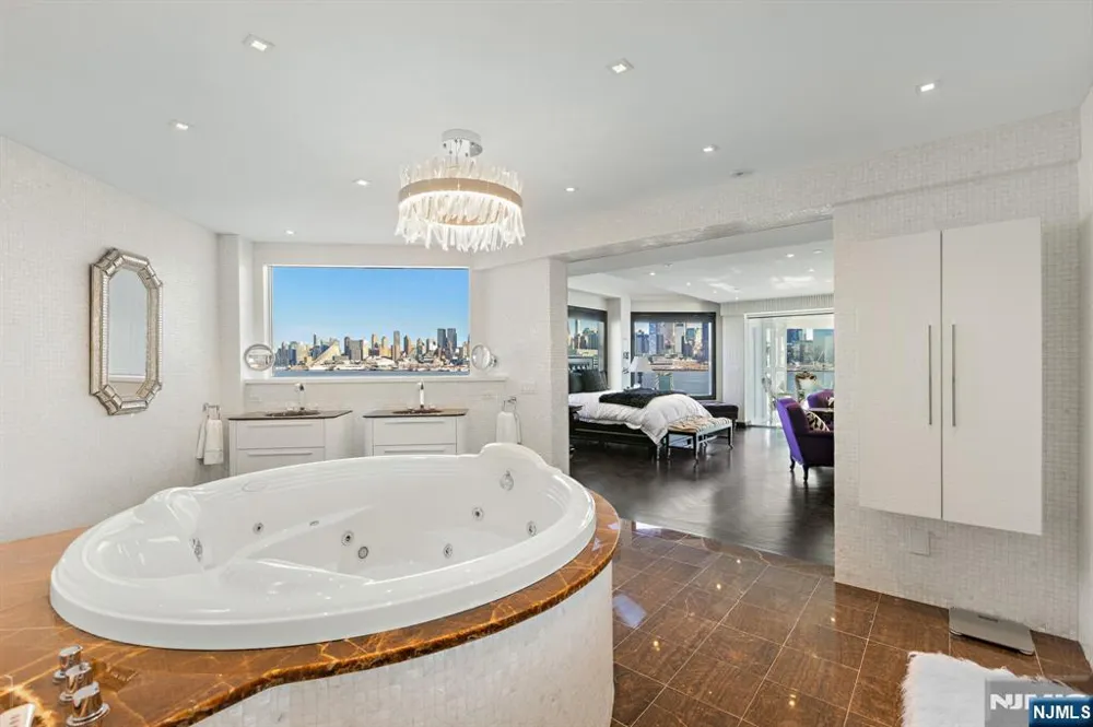 600 Harbor Boulevard 1079-81 Weehawken, NJ 07086