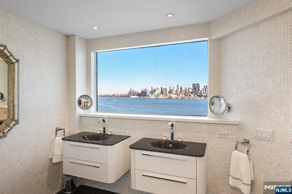 600 Harbor Boulevard 1079-81 Weehawken, NJ 07086