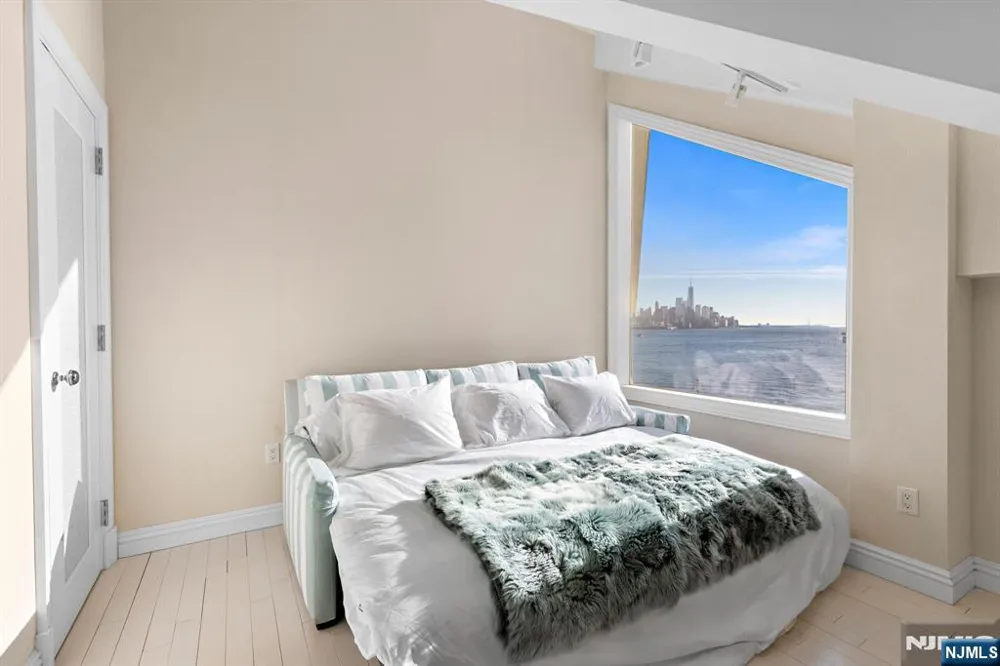 600 Harbor Boulevard 1079-81 Weehawken, NJ 07086