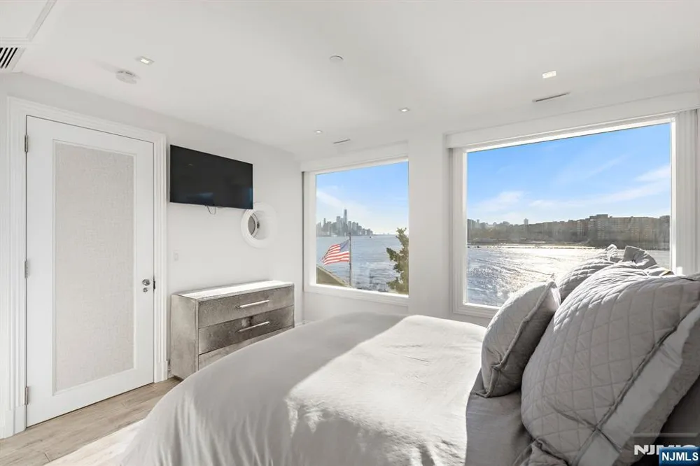 600 Harbor Boulevard 1079-81 Weehawken, NJ 07086