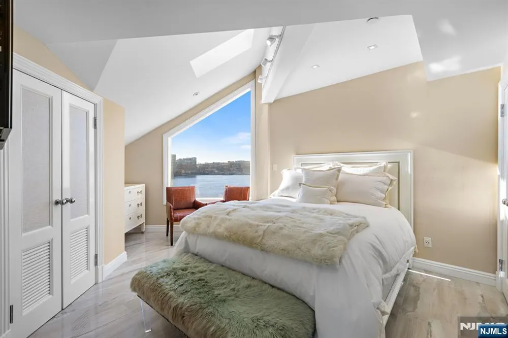 600 Harbor Boulevard 1079-81 Weehawken, NJ 07086