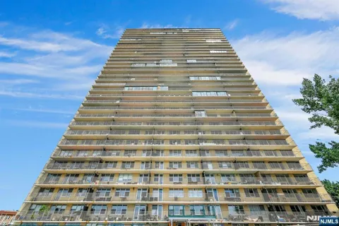 6040 Boulevard East 31E
