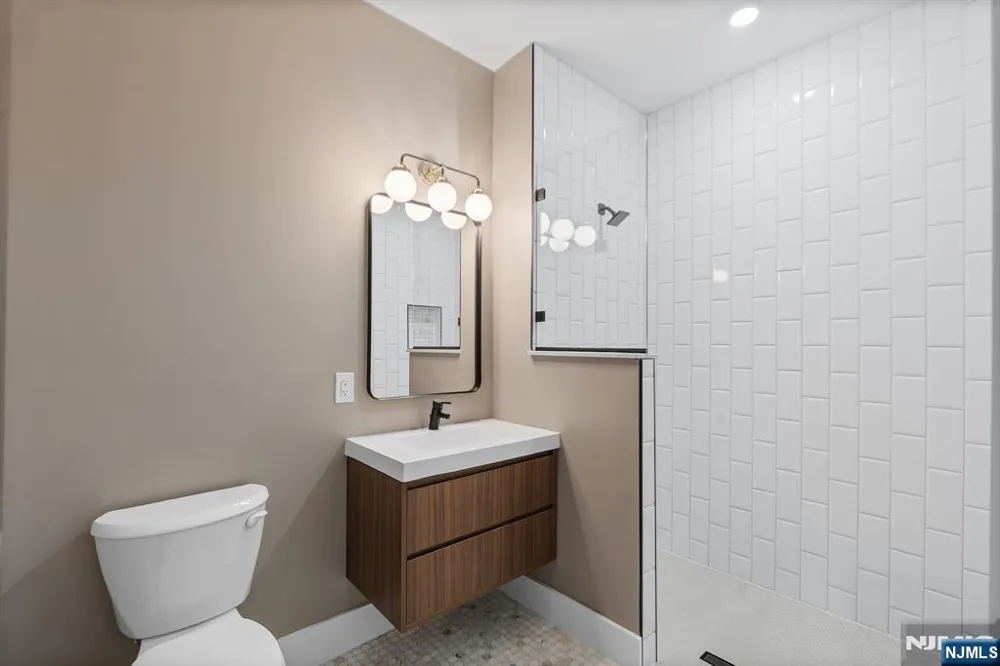 21 Lincoln Park 203 Newark, NJ 07102