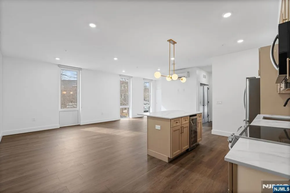 21 Lincoln Park 100 Newark, NJ 07102