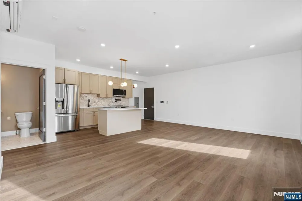 21 Lincoln Park 100 Newark, NJ 07102