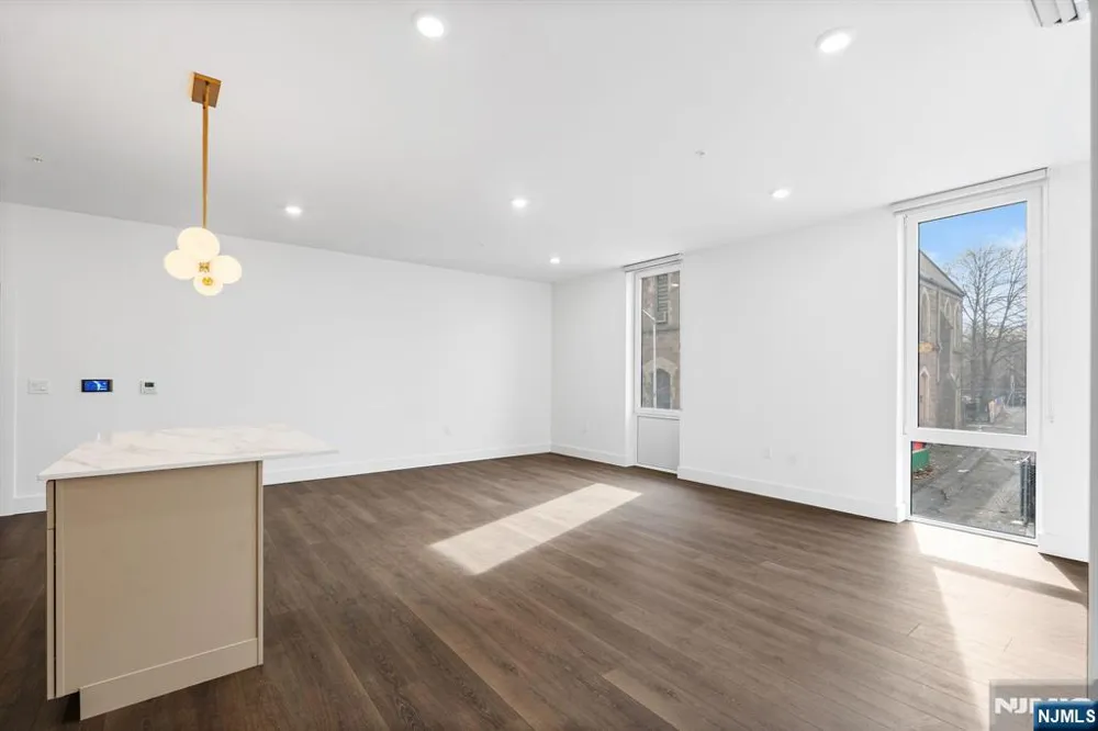21 Lincoln Park 100 Newark, NJ 07102