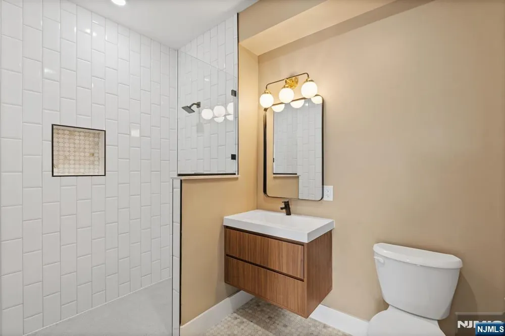 21 Lincoln Park 100 Newark, NJ 07102