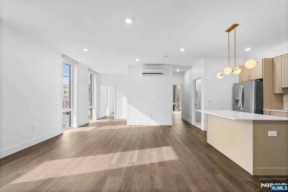 21 Lincoln Park 100 Newark, NJ 07102