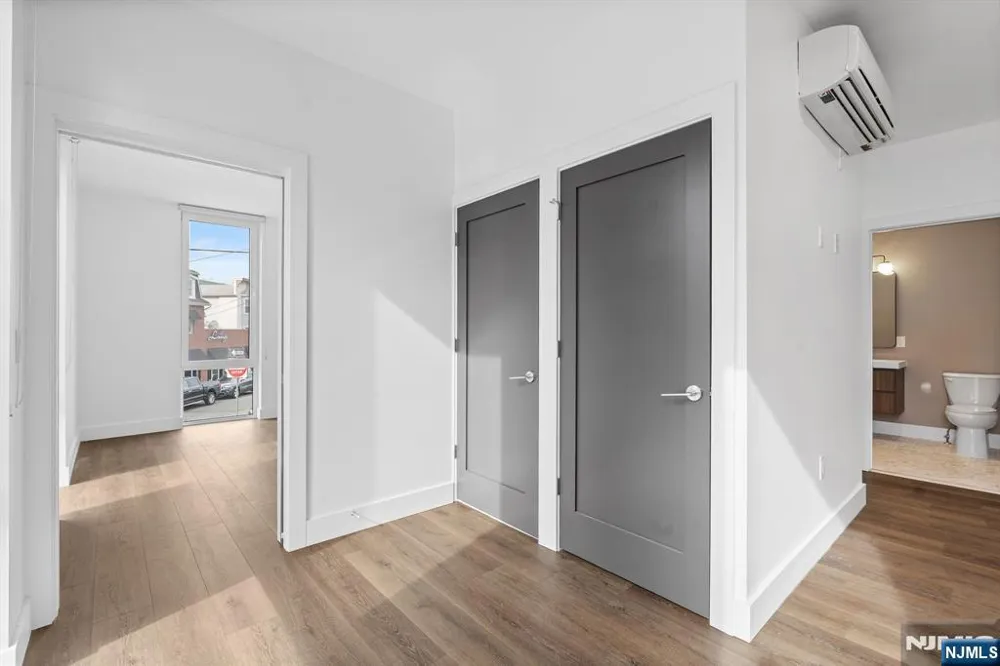 21 Lincoln Park 100 Newark, NJ 07102