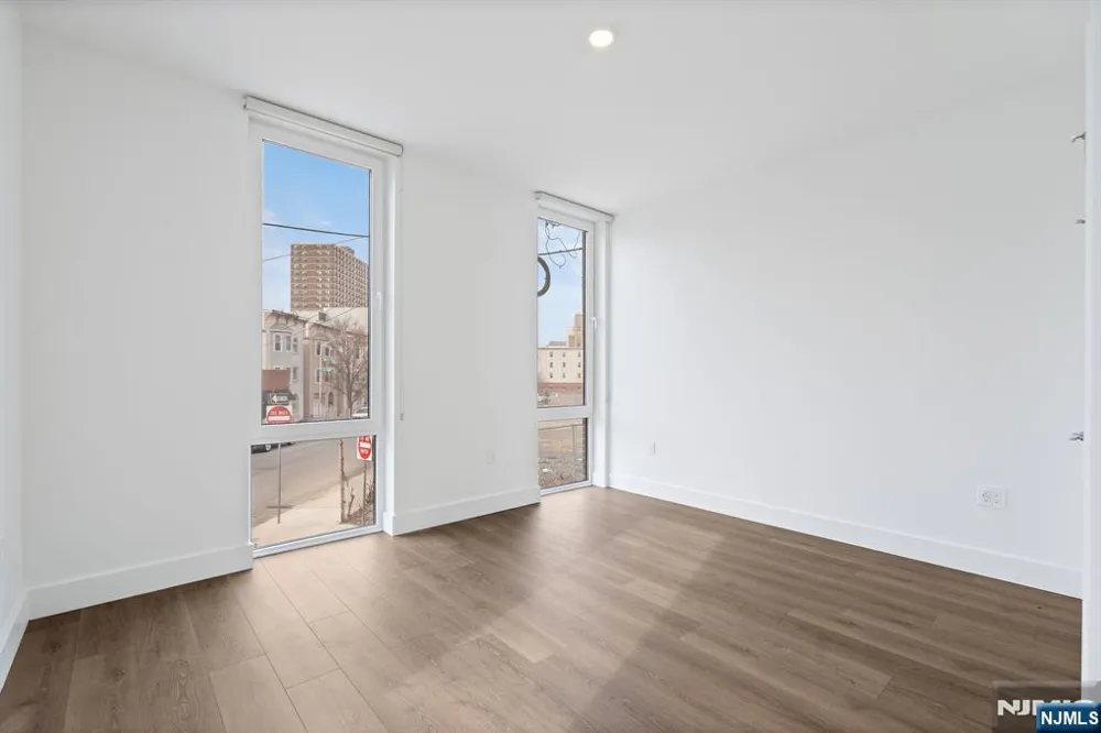 21 Lincoln Park 100 Newark, NJ 07102