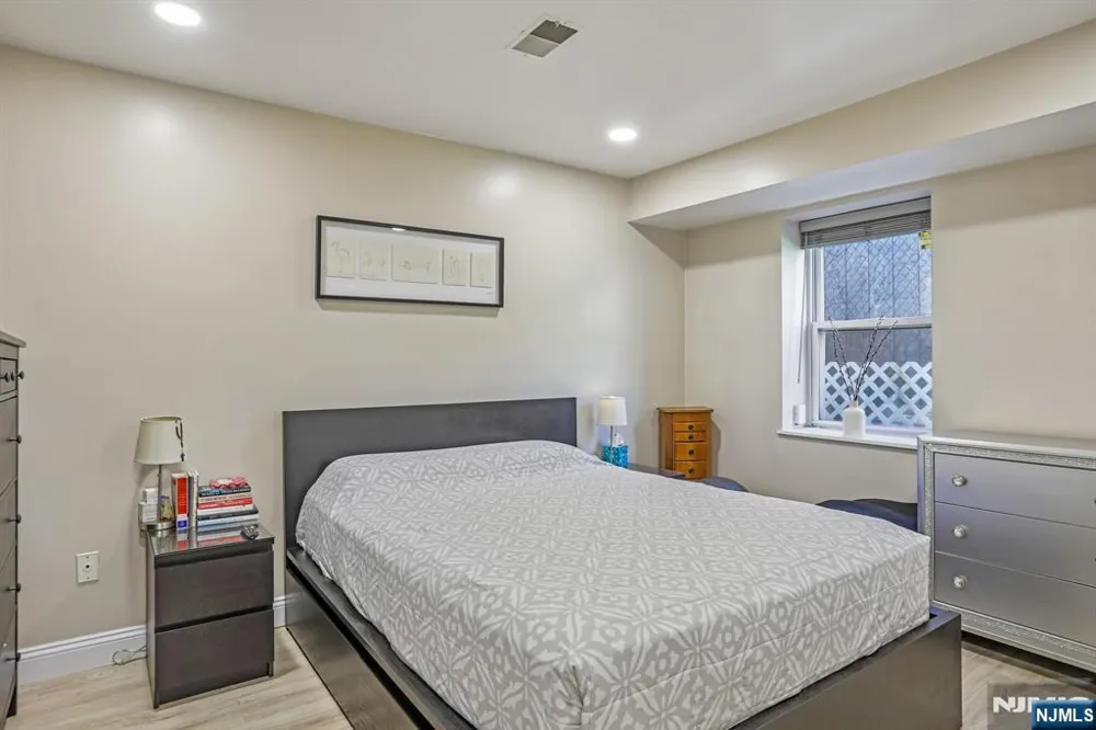 272-276 Walnut 6D Newark, NJ 07105