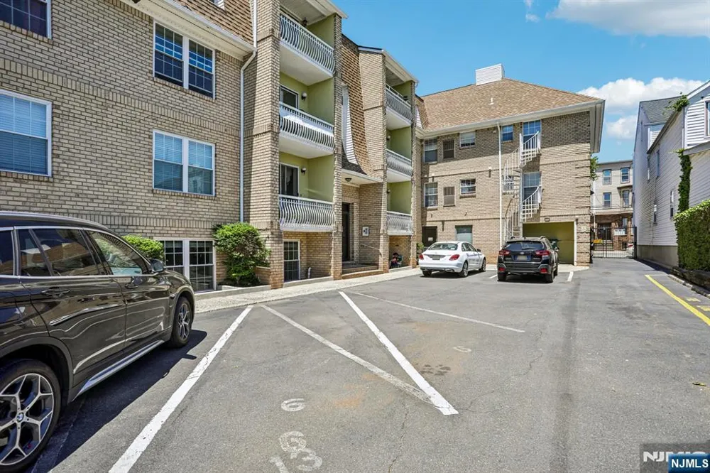 272-276 Walnut 6D Newark, NJ 07105