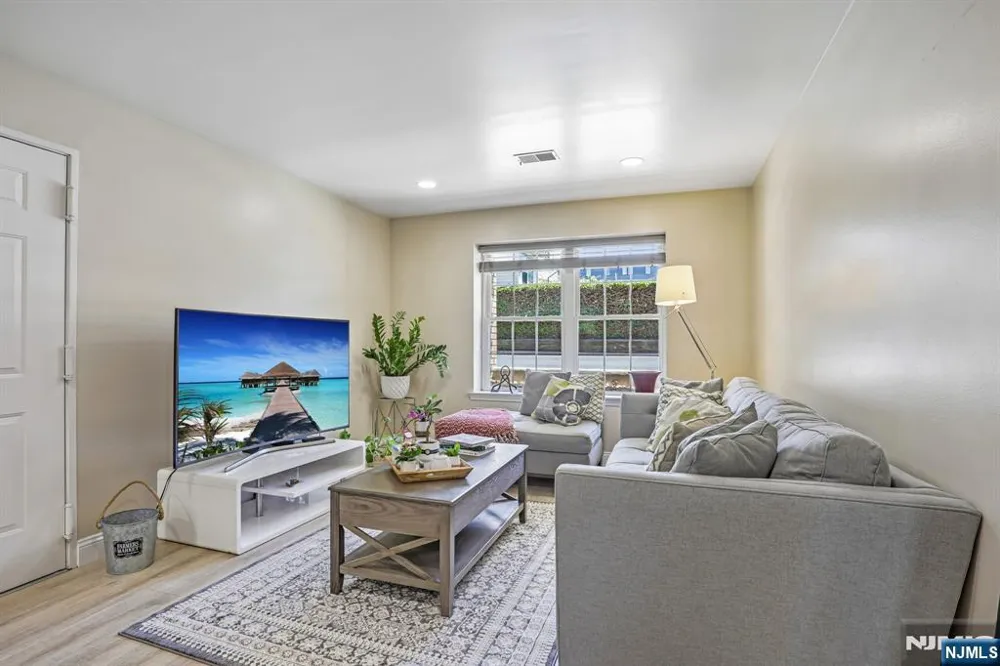 272-276 Walnut 6D Newark, NJ 07105