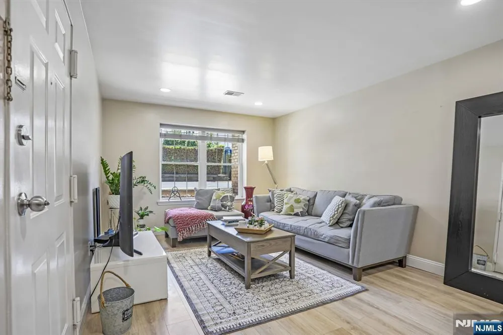 272-276 Walnut 6D Newark, NJ 07105