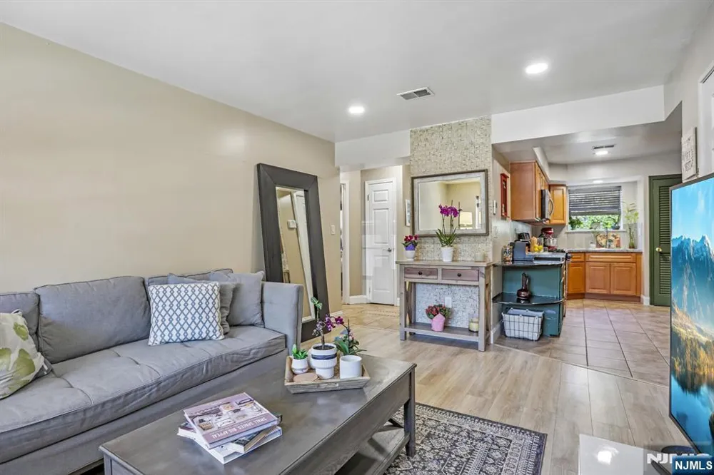 272-276 Walnut 6D Newark, NJ 07105
