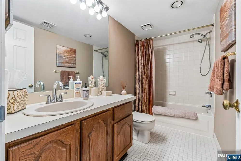 8 Quartz Lane Paterson, NJ 07501