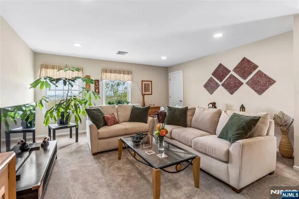 8 Quartz Lane Paterson, NJ 07501