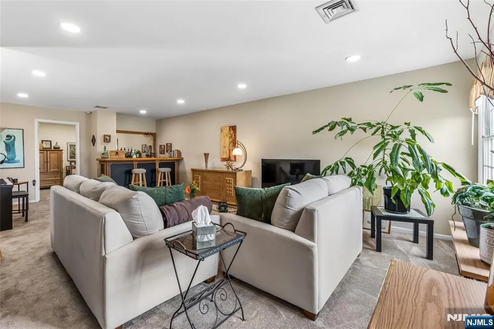 8 Quartz Lane Paterson, NJ 07501