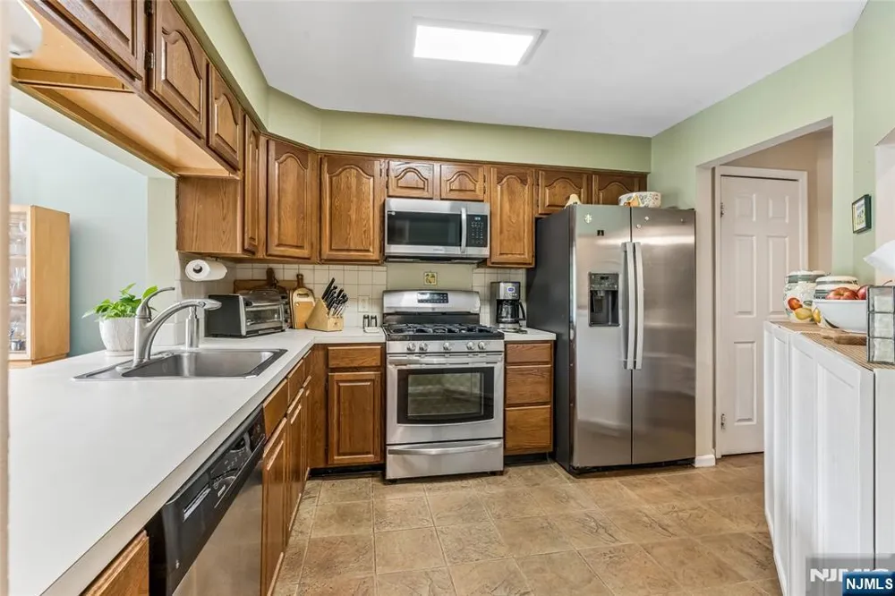 8 Quartz Lane Paterson, NJ 07501