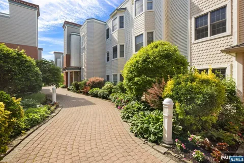 345 The Promenade