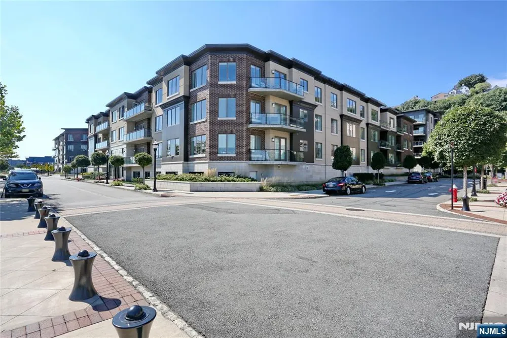 150 Henley Place 213 Weehawken, NJ 07086
