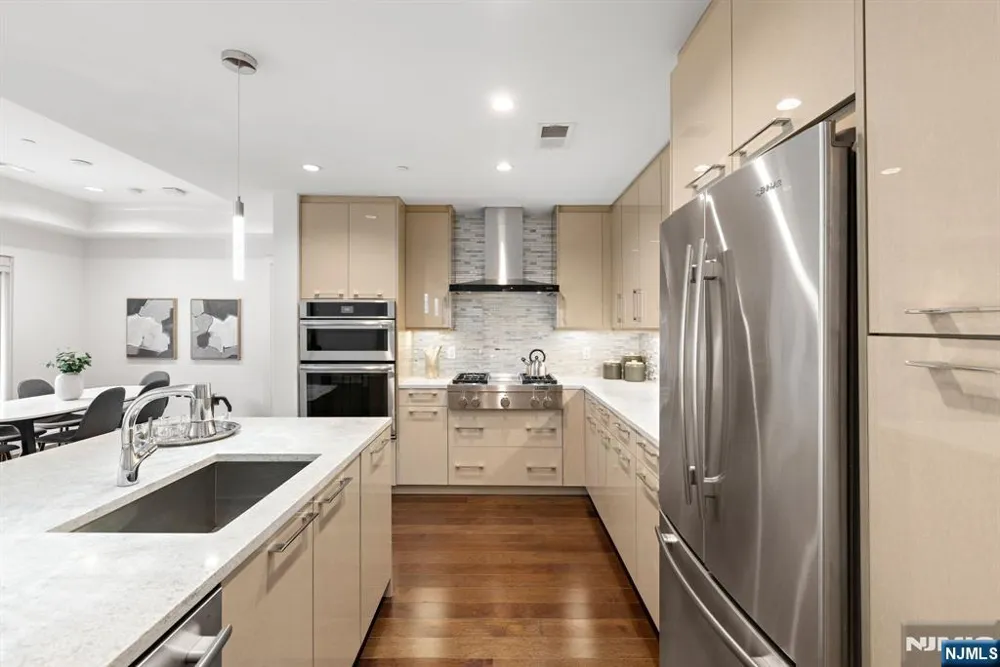 150 Henley Place 213 Weehawken, NJ 07086