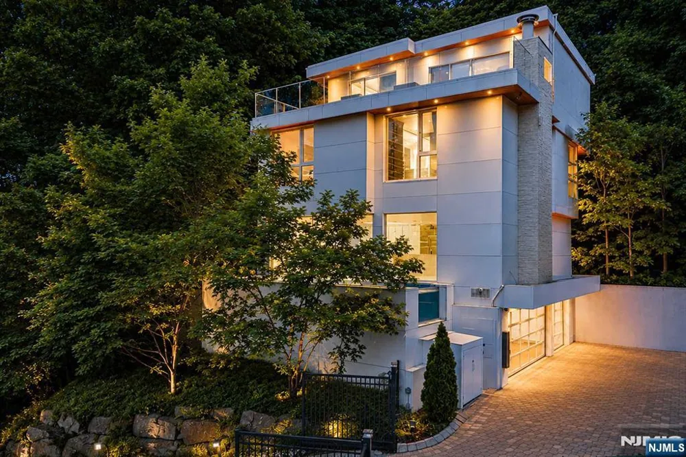 31A Casta Lane Edgewater, NJ 07020