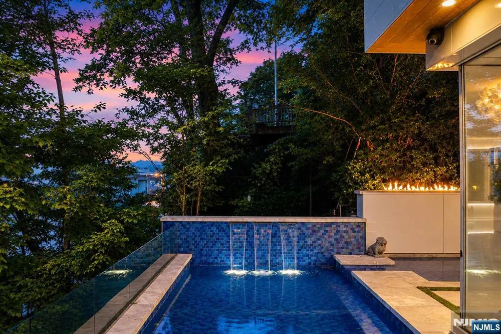 31A Casta Lane Edgewater, NJ 07020