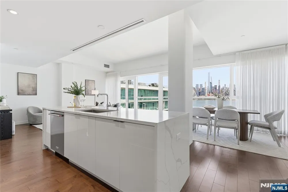 800 Ave At Port Imperial Boulevard 1010 Weehawken, NJ 07086