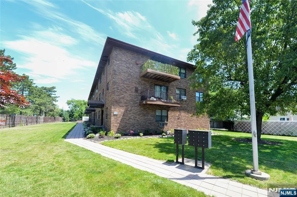 729 10th Street 2F Secaucus, NJ 07094