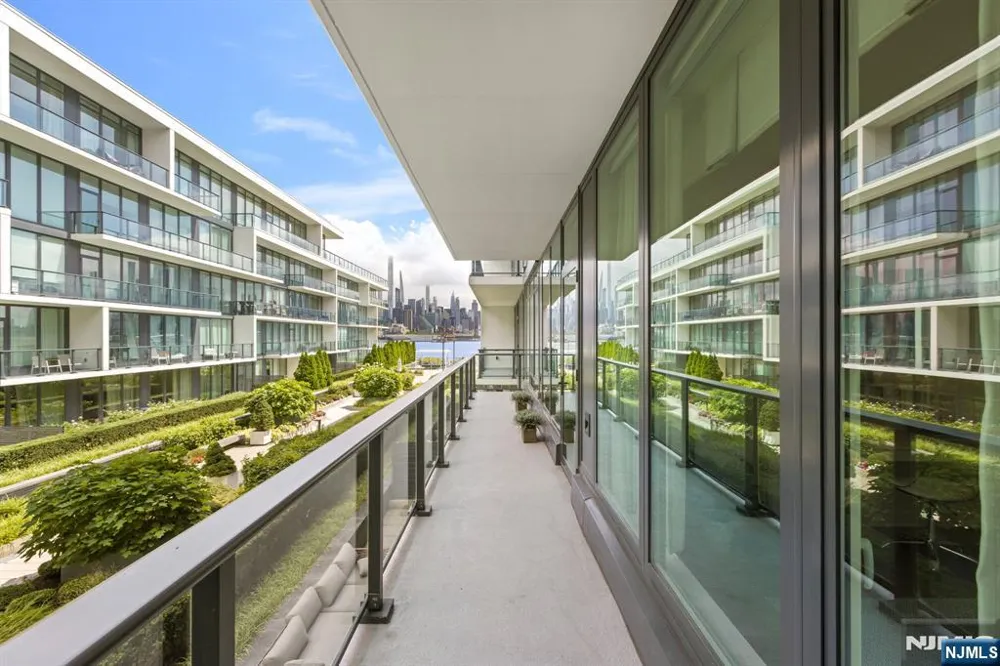 1200 Avenue At Port Imperial 414 Weehawken, NJ 07086