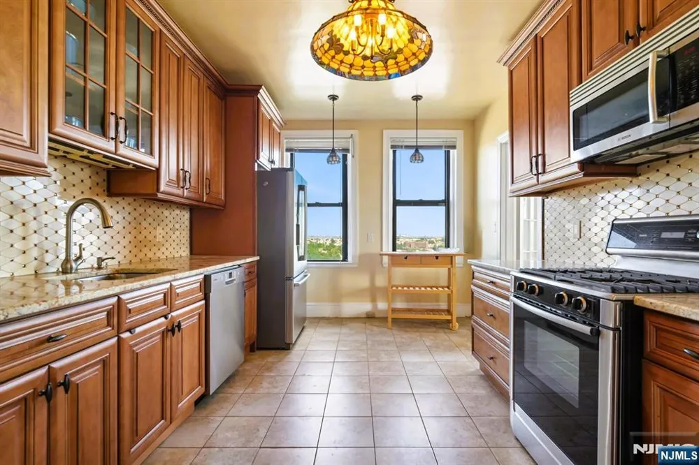 375 Mount Prospect 7DE Newark, NJ 07104